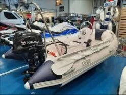 Moteur Hors-Bord 25 Cv Tohatsu Arbre Court Démarrage Manuel Barre Franche Relevage Manuel -NautiquePro Soldes Magasin Moteur Hors Bord 25 cv Tohatsu Arbre Court Demarrage Man 2