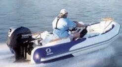 Moteur Hors-Bord 50 Cv Tohatsu Blanc, Arbre Long Démarrage Electrique Commande à Distance Relevage Electrique -NautiquePro Soldes Magasin Moteur Hors Bord 50 cv Tohatsu Arbre Long Demarrage Elec 7