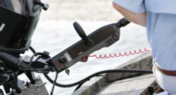 Moteur Hors-Bord 60 Cv Tohatsu Blanc Arbre Long Démarrage Electrique Barre Franche MULTIFONCTIONS Relevage Electrique -NautiquePro Soldes Magasin Moteur Hors Bord 60 cv Tohatsu Arbre Long Demarrage Elec 10